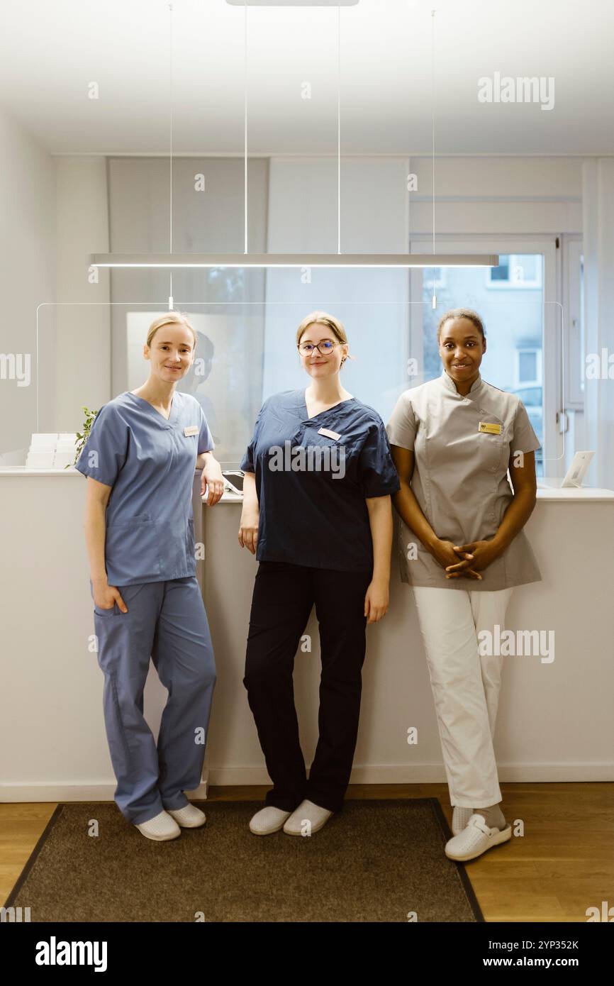 Portrait d'un personnel médical féminin confiant debout à la réception de l'hôpital Banque D'Images