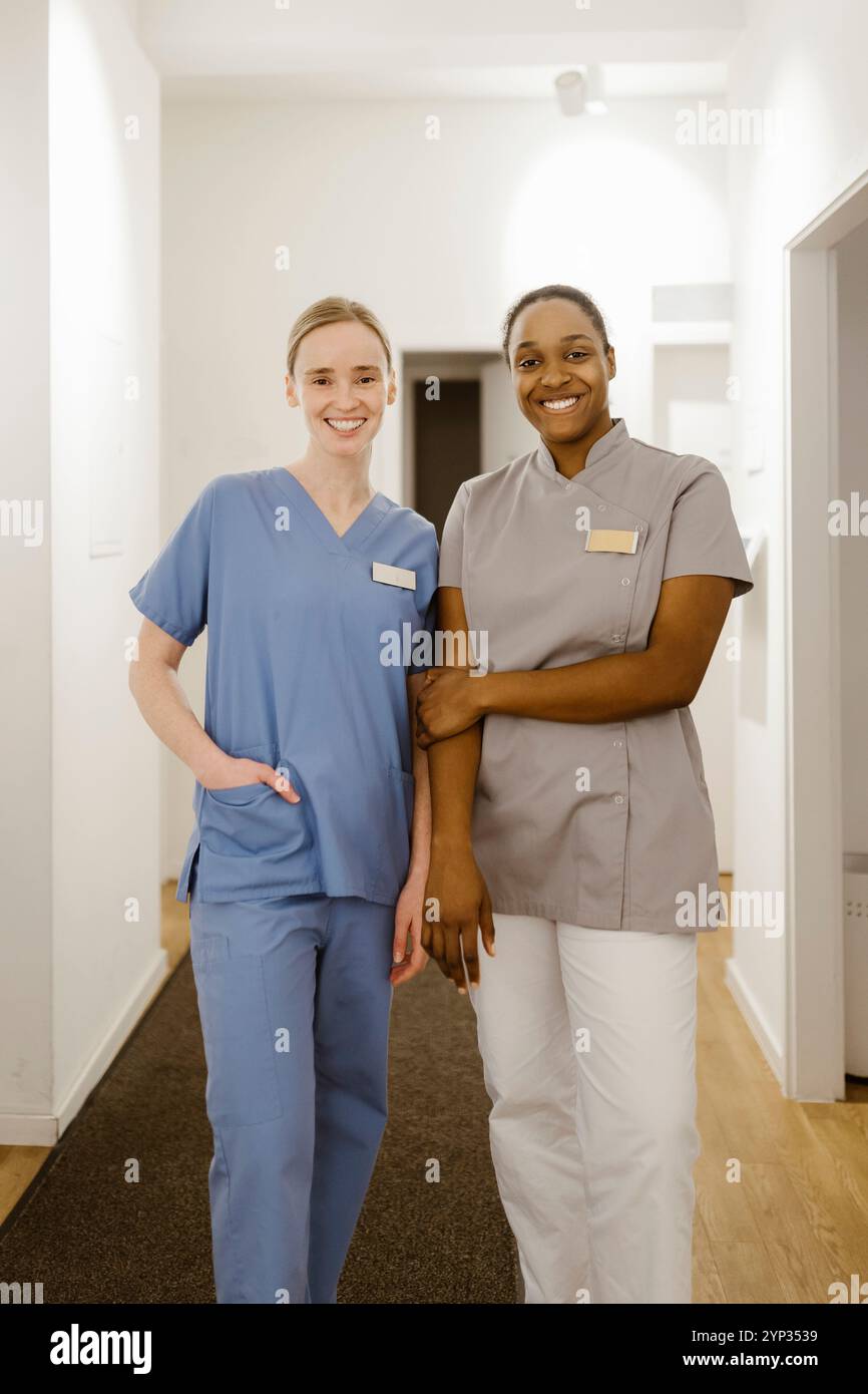 Portrait d'un personnel médical féminin confiant debout dans un couloir Banque D'Images