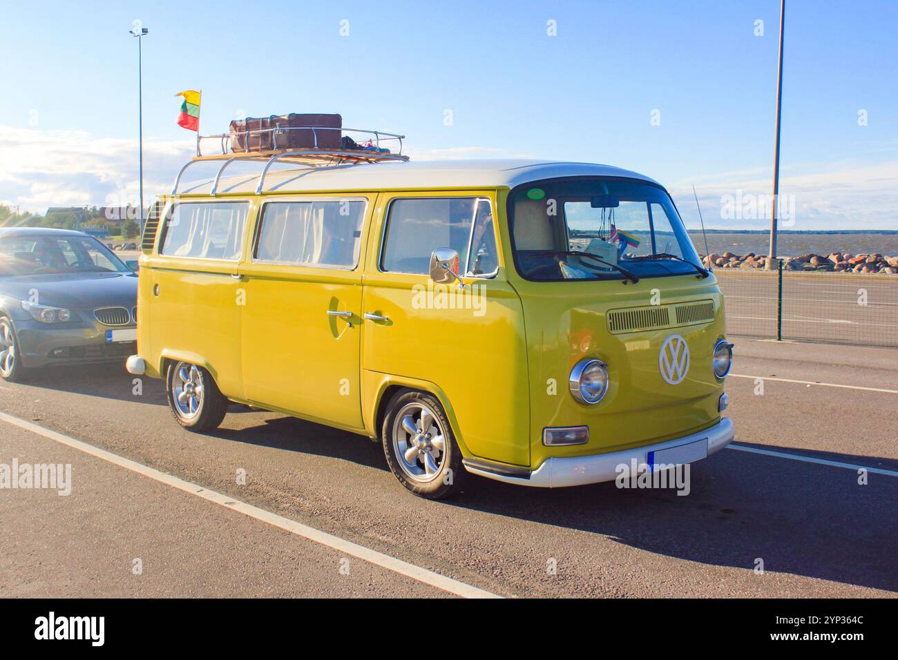 Tallinn, Estonie - 29-08-2014 - le Lituanie Volkswagen transporter T2 fait la queue pour le ferry Banque D'Images