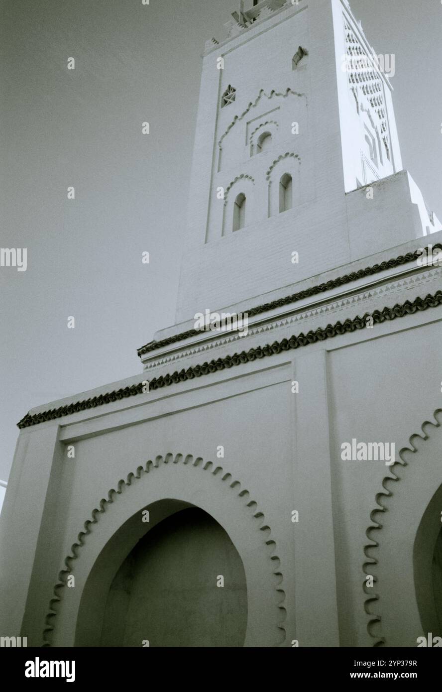 Le minaret de la belle mosquée Bab Doukkala dans le souk Kasbah de la vieille ville de Marrakech au Maroc au Maghreb saharien en Afrique du Nord Banque D'Images