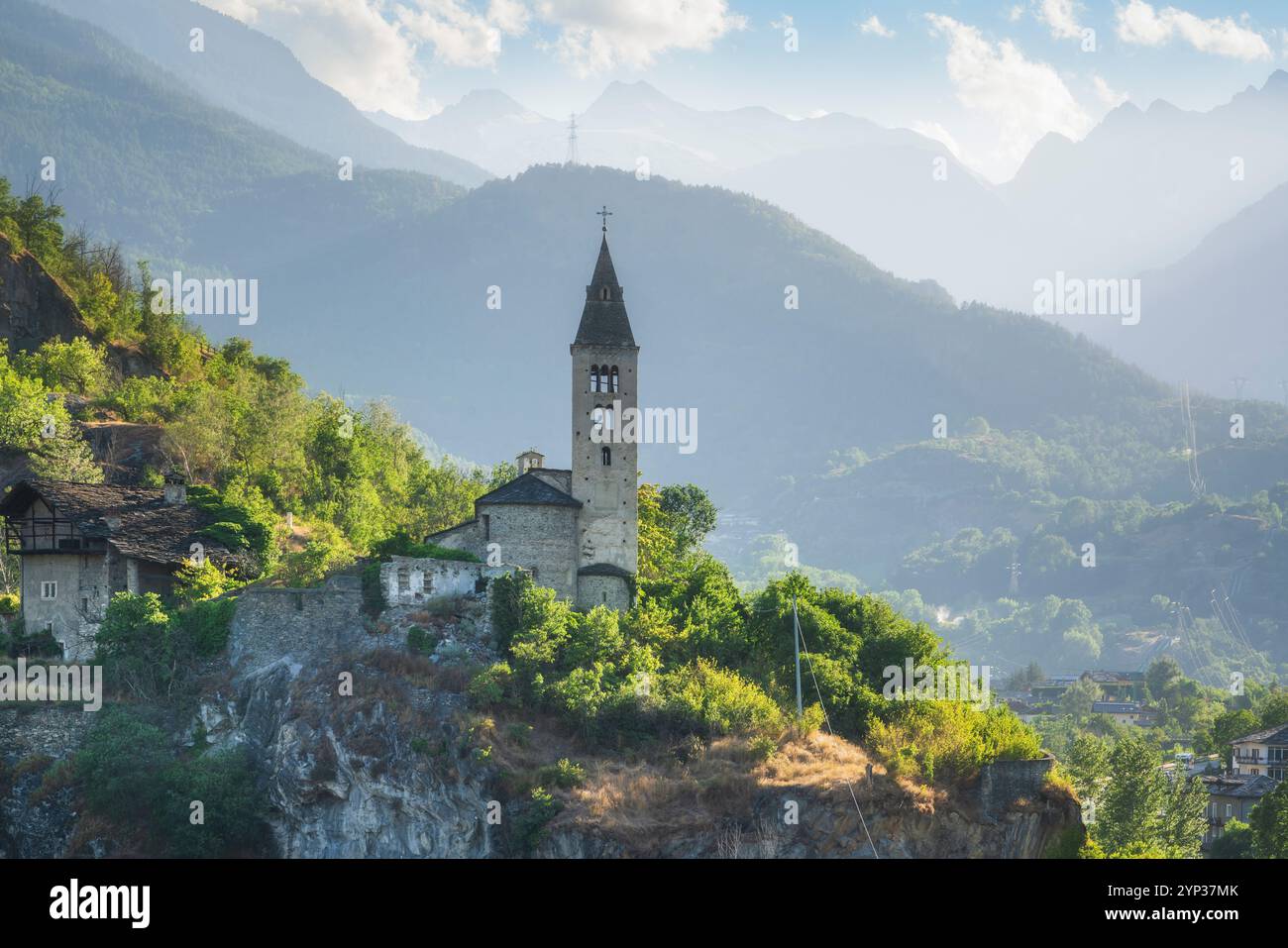 Église Santa Maria Assunta sur l'éperon rocheux. Saint Roch, Villeneuve. Région de la vallée d'Aoste, Italie Banque D'Images