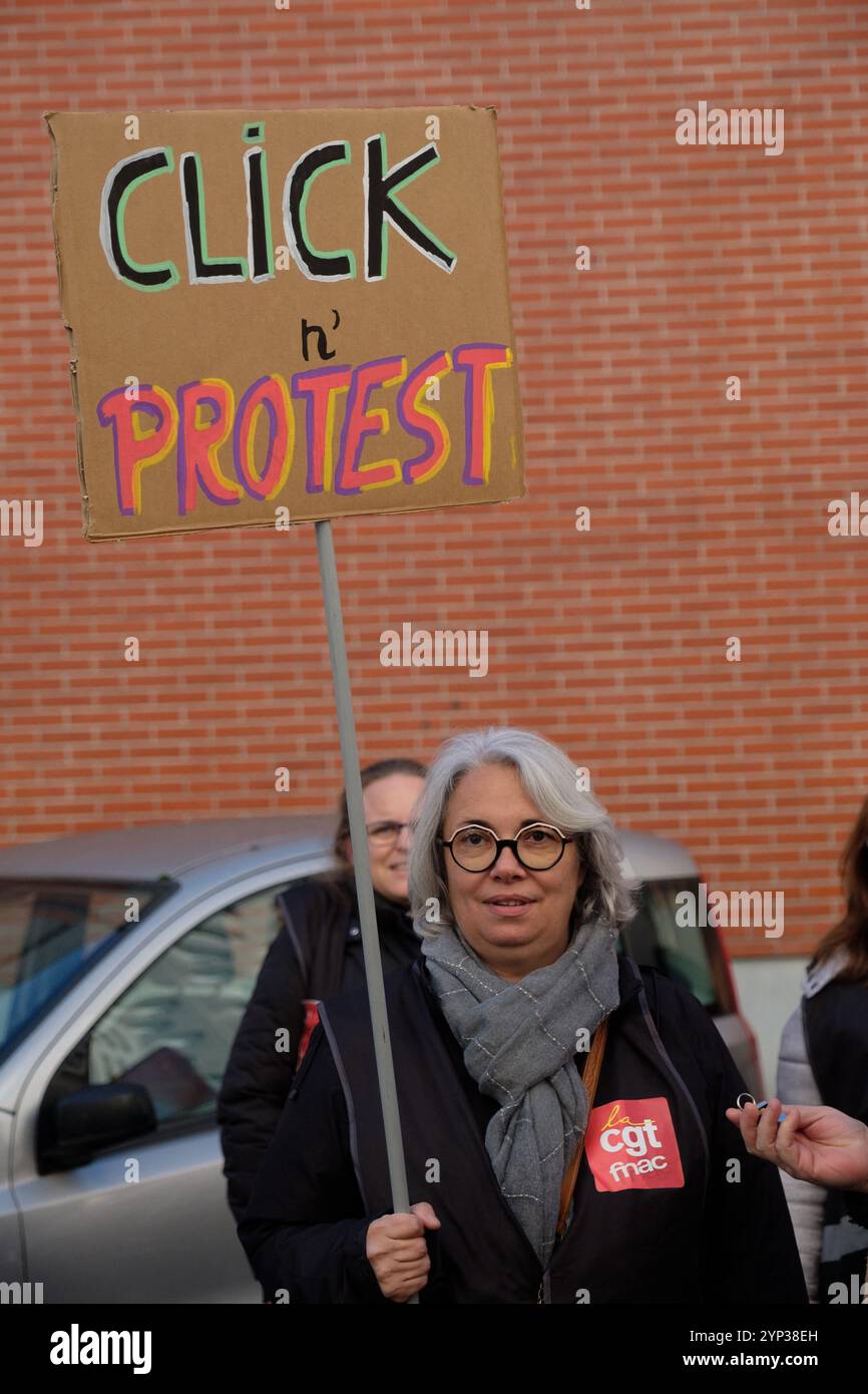 Ivry sur Seine, France. 28 novembre 2024. Plusieurs dizaines de militants de la CGT ont manifesté devant le siège du groupe Fnac-Darty, à Ivry-sur-Seine, en France, le 28 novembre 2024. Les militants réclamaient de meilleurs salaires et conditions de travail. Photo Pierrick Villette/ABACAPRESS. COM Credit : Abaca Press/Alamy Live News Banque D'Images