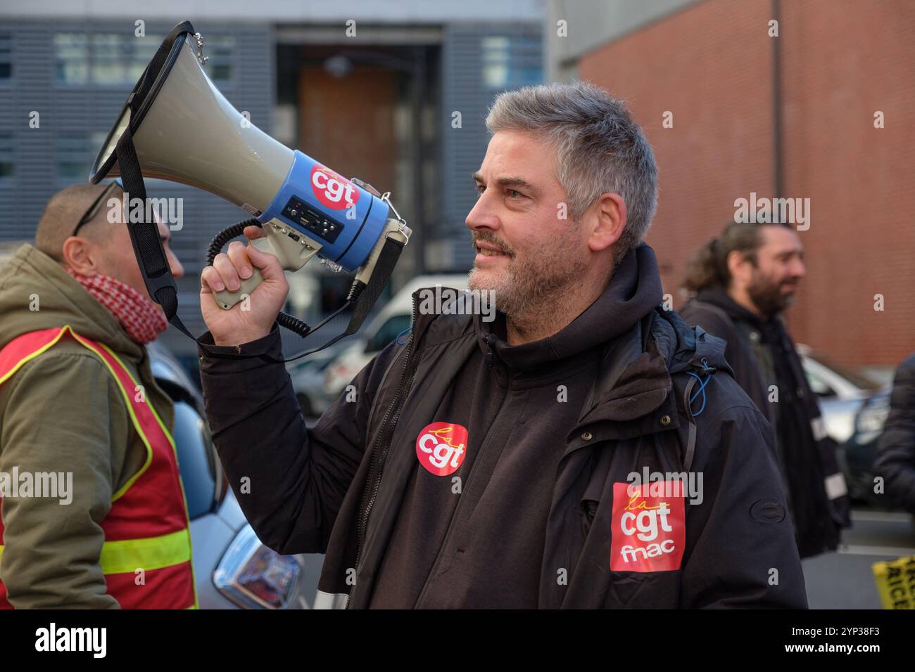 Ivry sur Seine, France. 28 novembre 2024. Plusieurs dizaines de militants de la CGT ont manifesté devant le siège du groupe Fnac-Darty, à Ivry-sur-Seine, en France, le 28 novembre 2024. Les militants réclamaient de meilleurs salaires et conditions de travail. Photo Pierrick Villette/ABACAPRESS. COM Credit : Abaca Press/Alamy Live News Banque D'Images