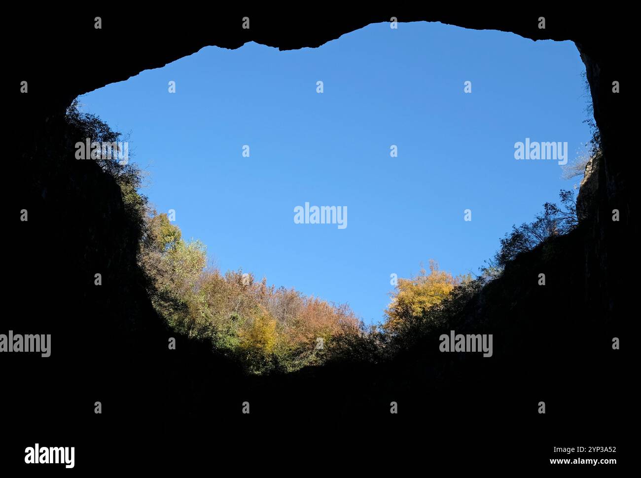Tache de ciel bleu vue de la grotte Devetashka en Bulgarie Banque D'Images