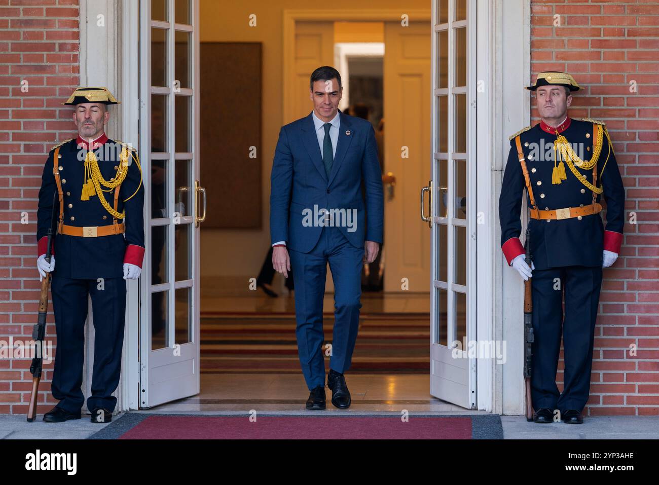 Madrid, Espagne. 28 novembre 2024. Le premier ministre espagnol Pedro Sanchez a vu avant de recevoir le premier ministre irakien Mohammed Shia al-Sudani au Palais Moncloa. (Photo de Guillermo Gutierrez Carrascal/SOPA images/SIPA USA) crédit : SIPA USA/Alamy Live News Banque D'Images