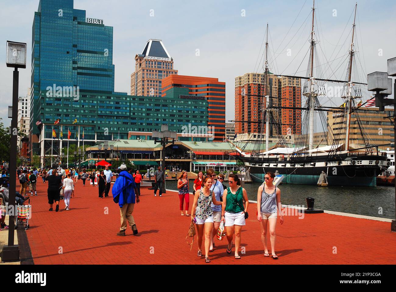 Les gens apprécient une chaude journée de printemps à Inner Harbor, Baltimore, Maryland Banque D'Images