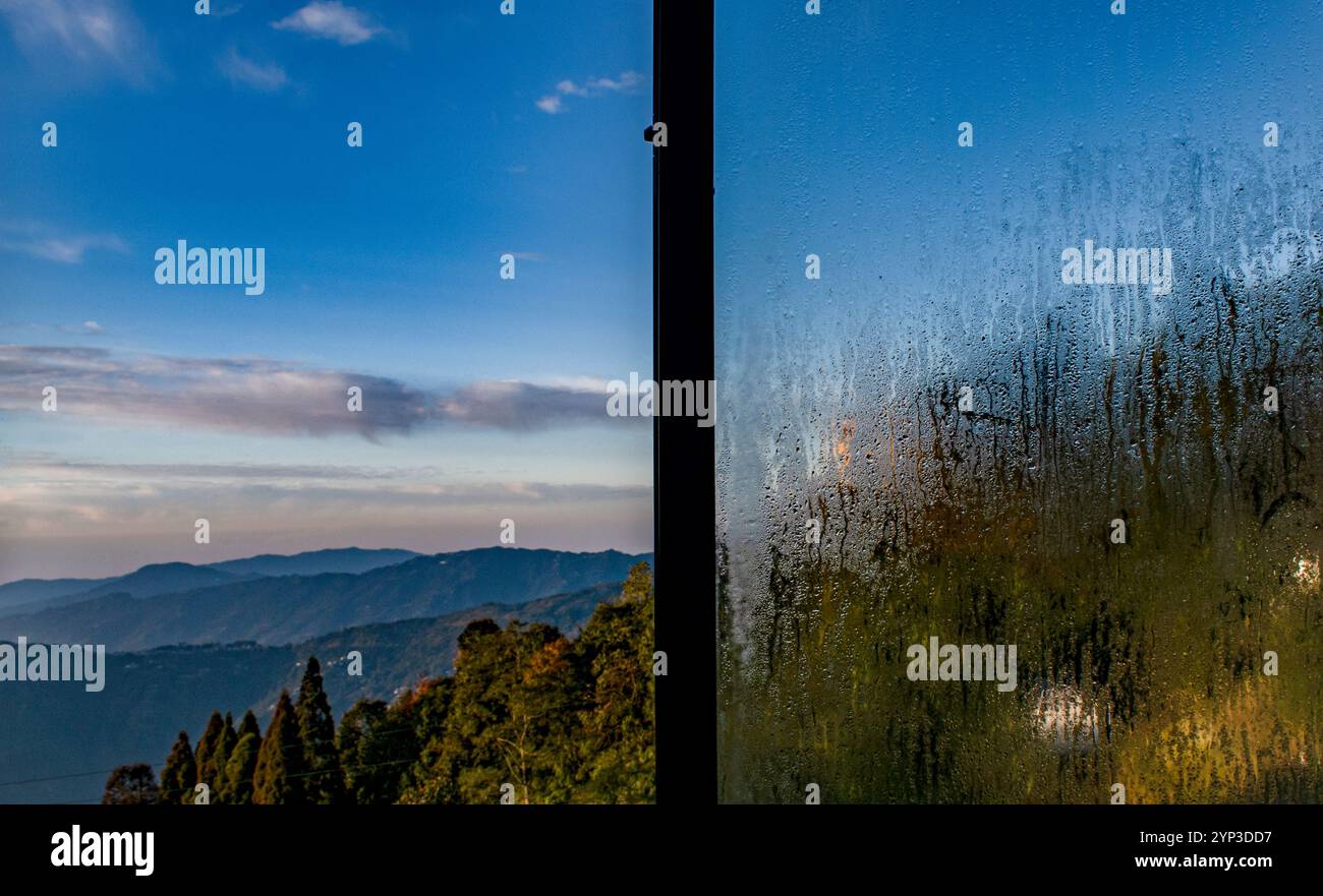 Un beau paysage à travers un verre brumeux. Banque D'Images