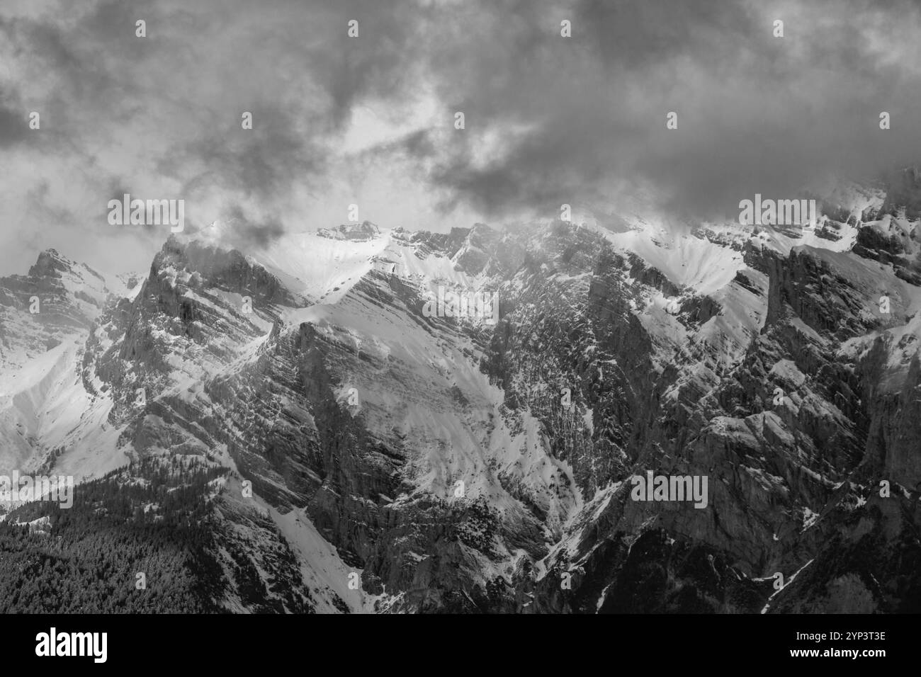 Montagnes enneigées dans la Suisse brumeuse Banque D'Images