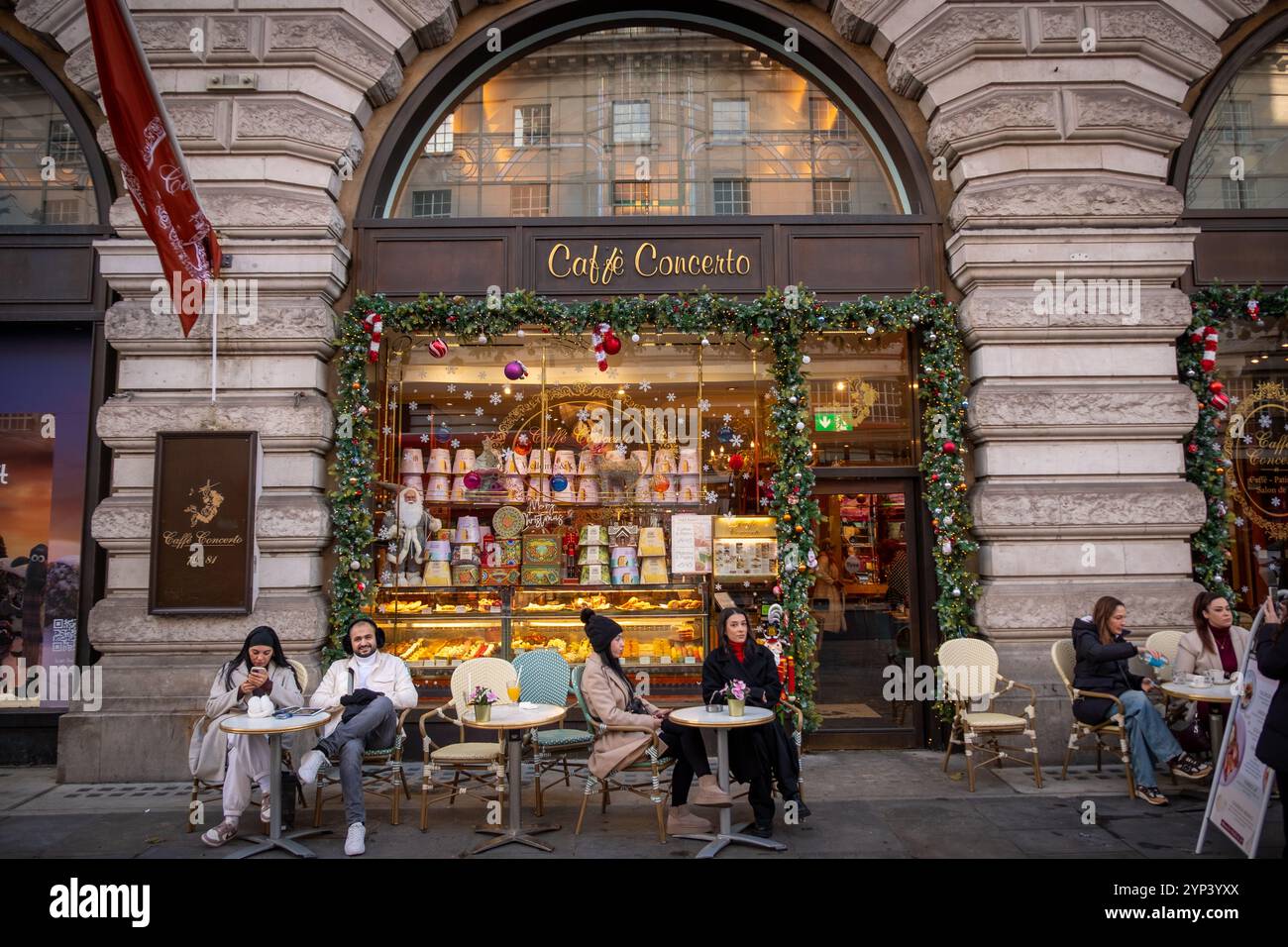 LONDRES - 25 NOVEMBRE 2024 : Concerto Caffe sur Regent Street avec tables en plein air. Banque D'Images