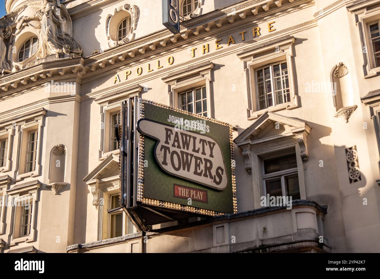 LONDRES - 25 NOVEMBRE 2024 : Fawlty Towers au théâtre Apollo dans le West End de Londres Banque D'Images