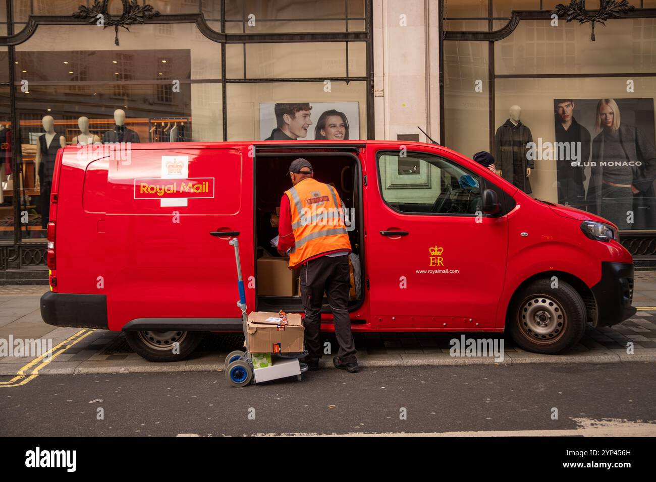 LONDRES - 25 NOVEMBRE 2024 : camionnette de livraison Royal mail et chauffeur dans le centre de Londres. Banque D'Images