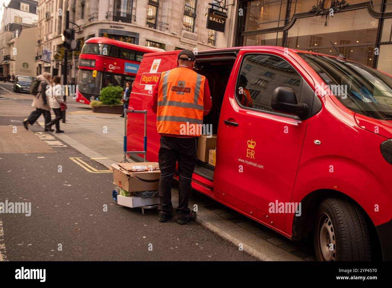 LONDRES - 25 NOVEMBRE 2024 : camionnette de livraison Royal mail et chauffeur dans le centre de Londres. Banque D'Images