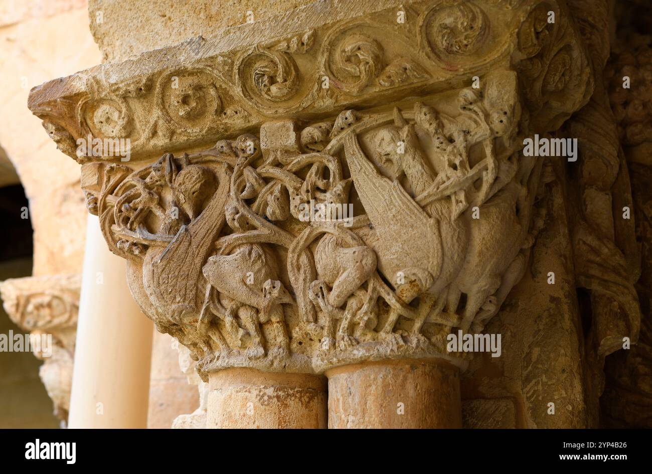 Monastère de Santo Domingo de silos. Cloître roman (11-12ème siècle). Capitale décorée avec des animaux fantastiques. Burgos, Castilla y León, Espagne Banque D'Images