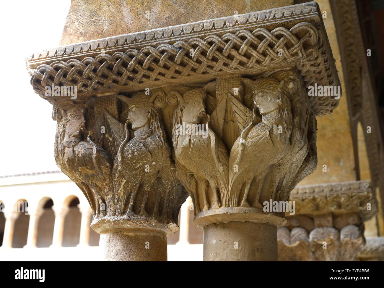 Monastère de Santo Domingo de silos. Cloître roman (11-12ème siècle). Capitale décorée avec des animaux fantastiques. Burgos, Castilla y León, Espagne Banque D'Images