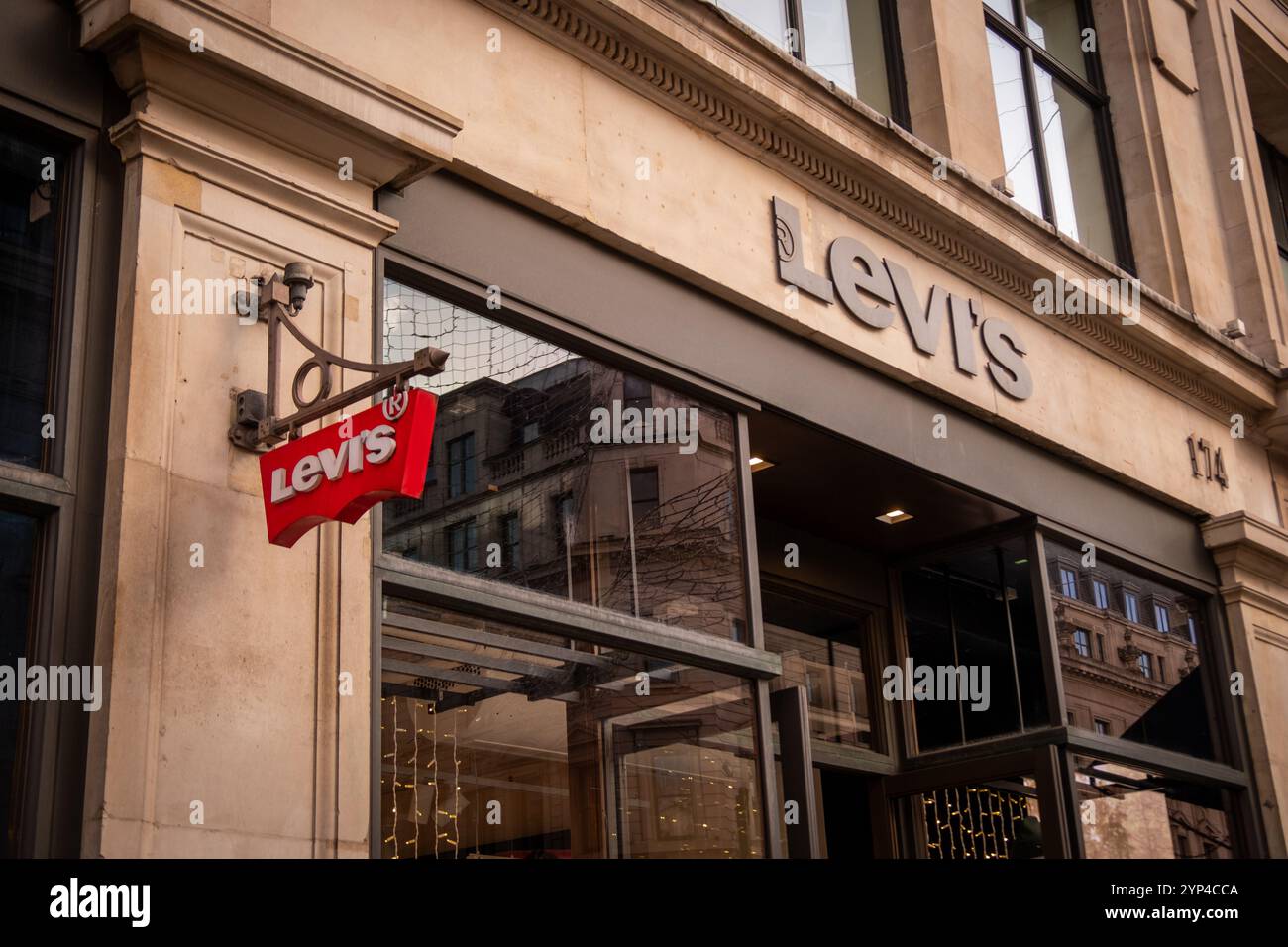 LONDRES- 25 NOVEMBRE 2024 : magasin Levis sur Regent Street - marque de mode américaine. Banque D'Images
