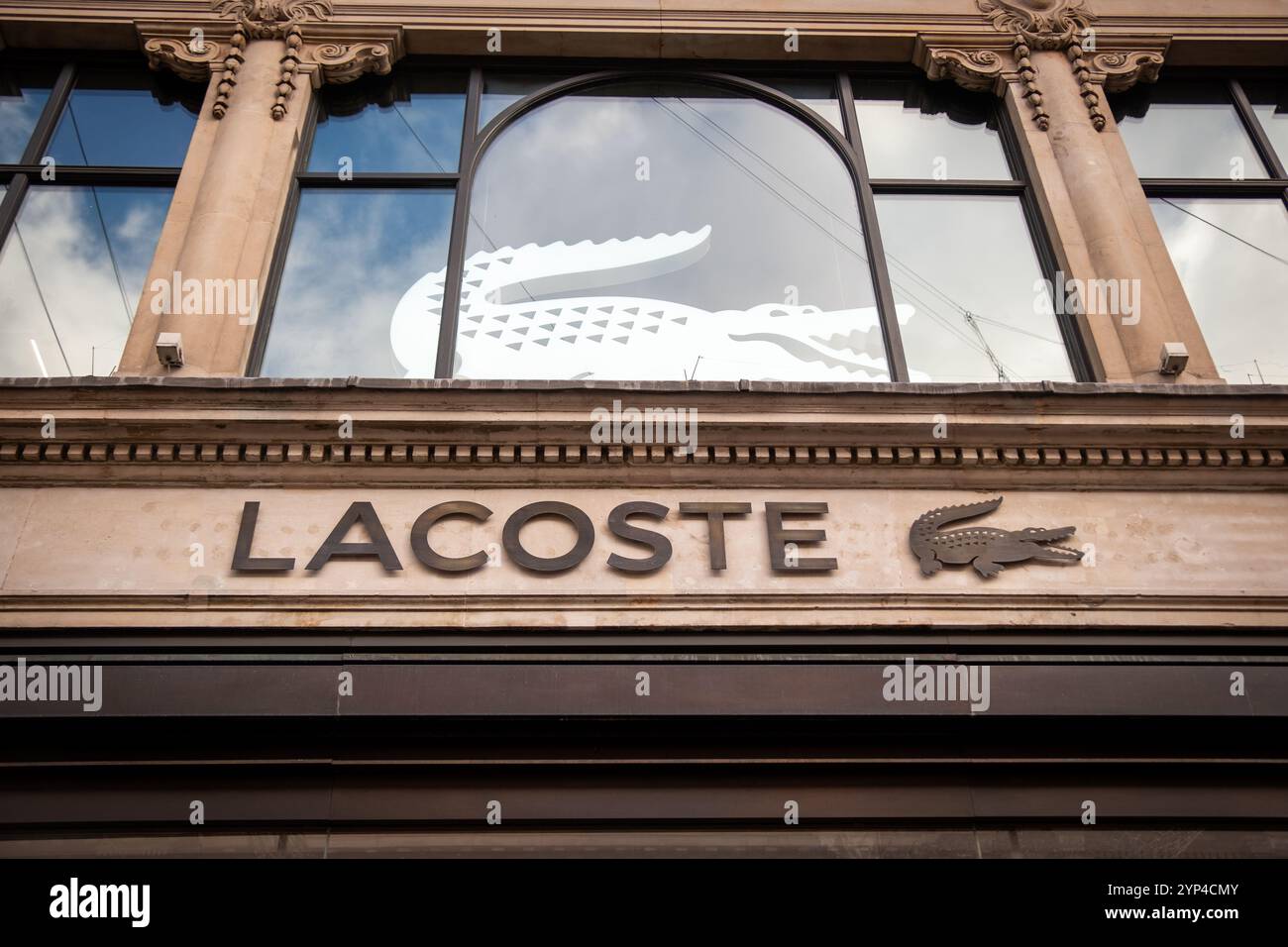 LONDRES- 25 NOVEMBRE 2024 : magasin Lacoste sur Regent Street- Une marque de mode française High Street Banque D'Images