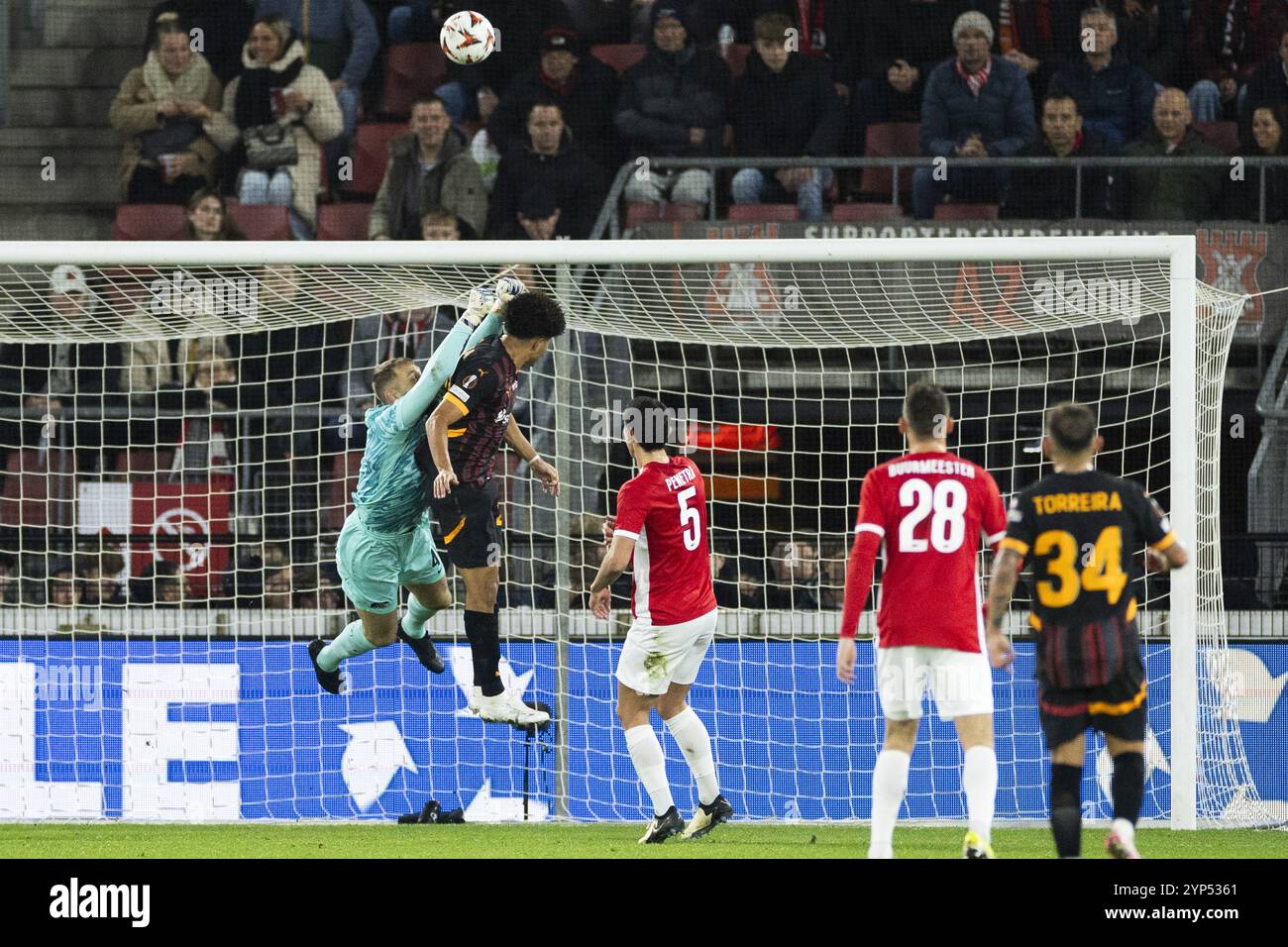 ALKMAAR - (de gauche à droite) AZ Alkmaar le gardien de but Jeroen Zoet, Gabriel Sara de Galatasaray SK lors du match de l'UEFA Europa League entre l'AZ Alkmaar et Galatasaray au stade AFAS le 28 novembre 2024 à Alkmaar, pays-Bas. ANP KOEN VAN WEEL Banque D'Images