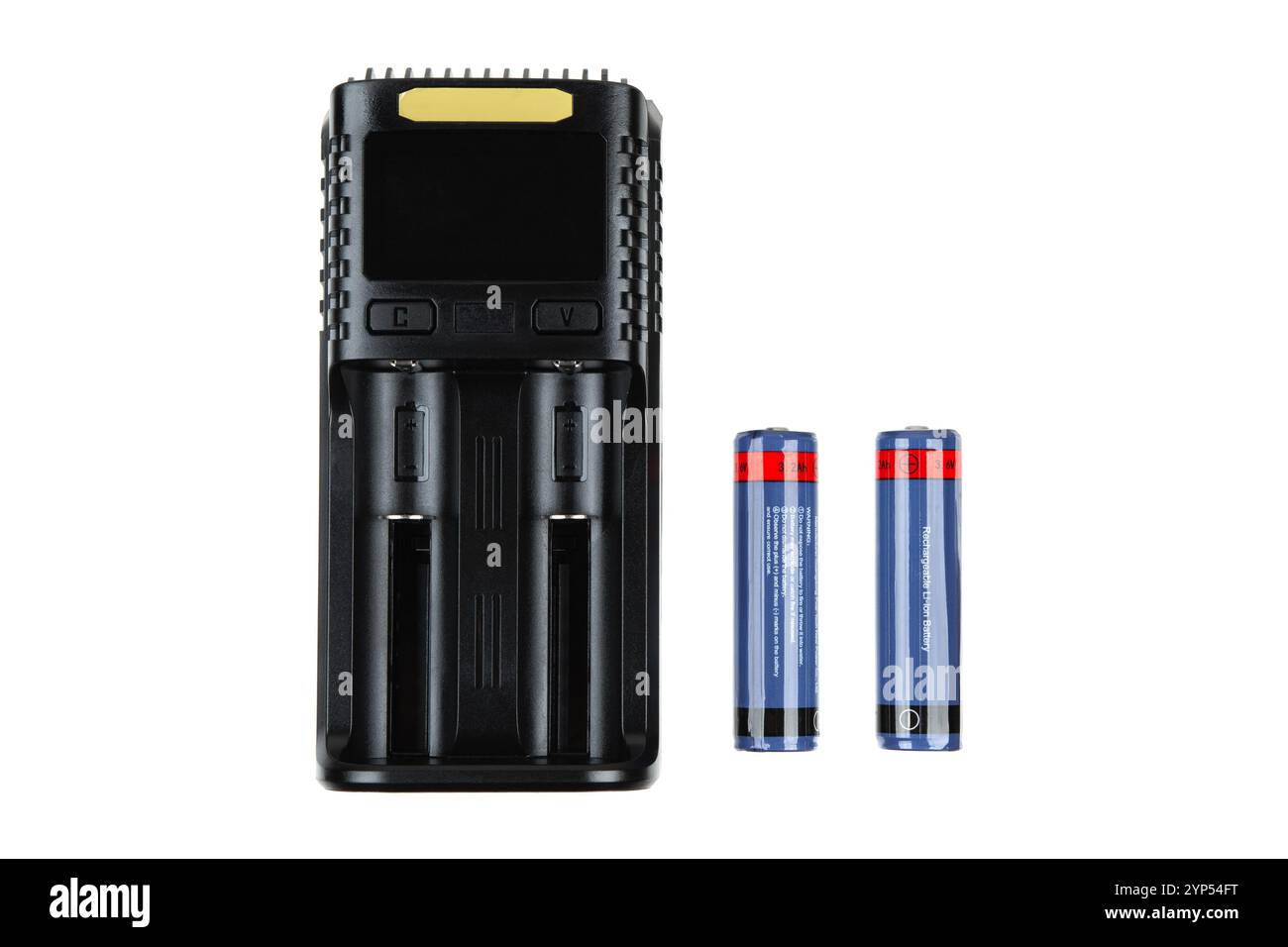 Chargeur de batterie avec deux batteries rechargeables bleues et rouges, isolées sur fond blanc, appareil électronique, alimentation, stockage d'énergie. Banque D'Images