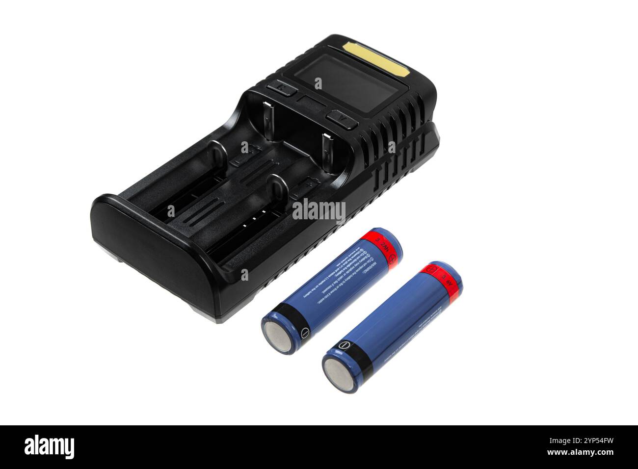 Chargeur de batterie avec deux batteries rechargeables bleues et rouges, isolées sur fond blanc, appareil électronique, alimentation, stockage d'énergie. Banque D'Images
