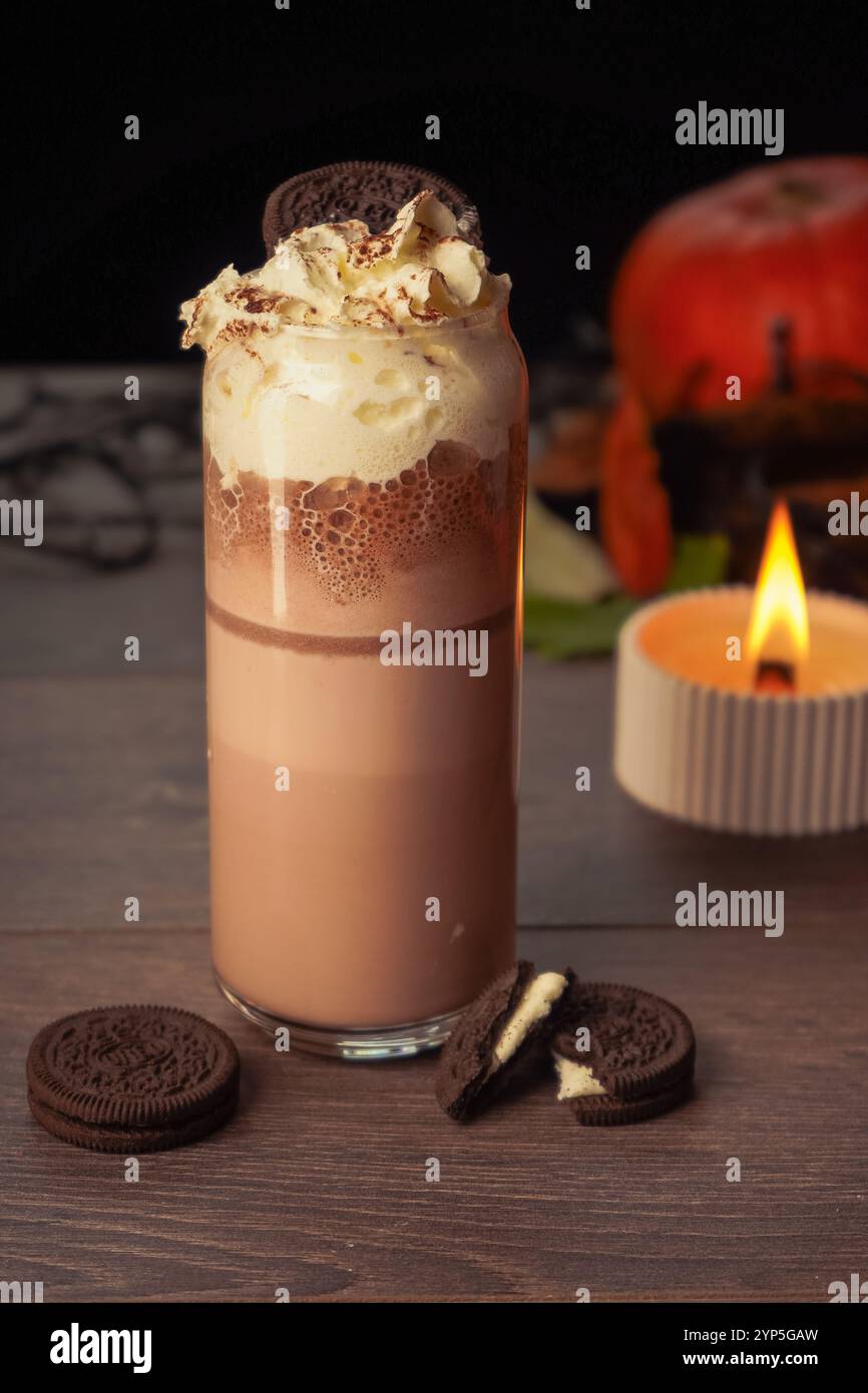 Chocolat riche et velouté combiné avec du lait cuit à la vapeur. Recouvert de guimauves ou de crème fouettée, c'est le confort ultime de l'automne. Un excellent choix pour cr Banque D'Images