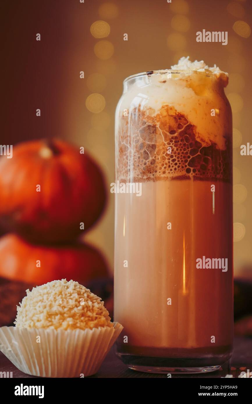 Cette boisson pétillante à la noix de coco combine de l'eau de coco avec un léger feu, créant une boisson unique et rafraîchissante pour toutes les occasions Banque D'Images