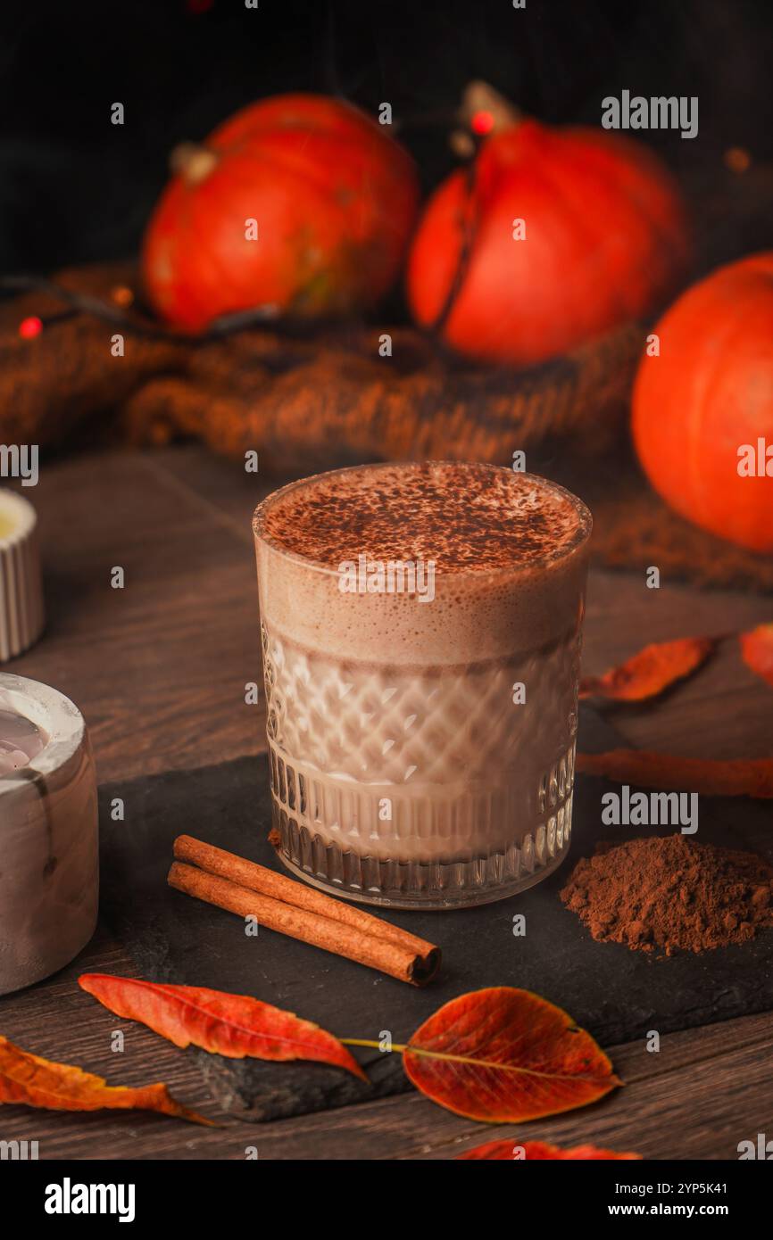 Offrez-vous le chocolat chaud parfait, avec du vrai chocolat, du lait chaud et une pointe de douceur pour un confort absolu Banque D'Images