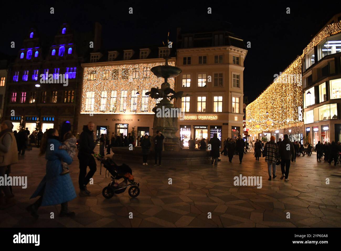 Copenhagen/ Denmark/28 Nov.2024/stroeget een décorer avec des coeurs et des étoiles avec des christms soirit on stroeget danuish financeial hub financier rue piéton steert touristes et shopper profitez de la décoration de noël à Copenhague. (Photo. Francis Joseph Dean/Dean Pictures) (non destiné à un usage commercial) Banque D'Images