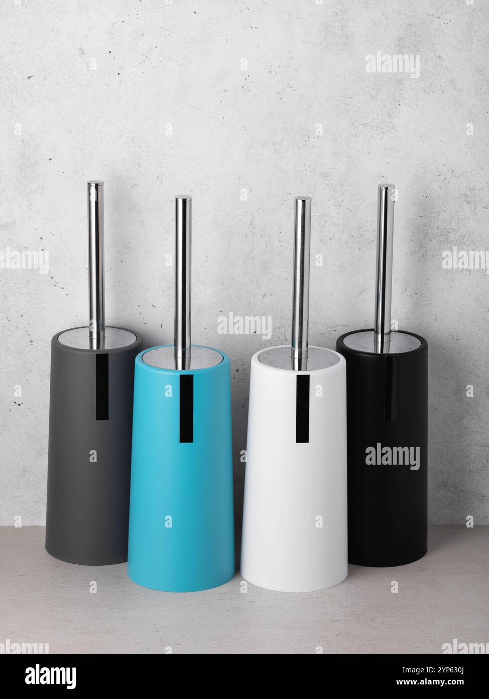 Quatre brosses de toilette en flacon de différentes couleurs Banque D'Images