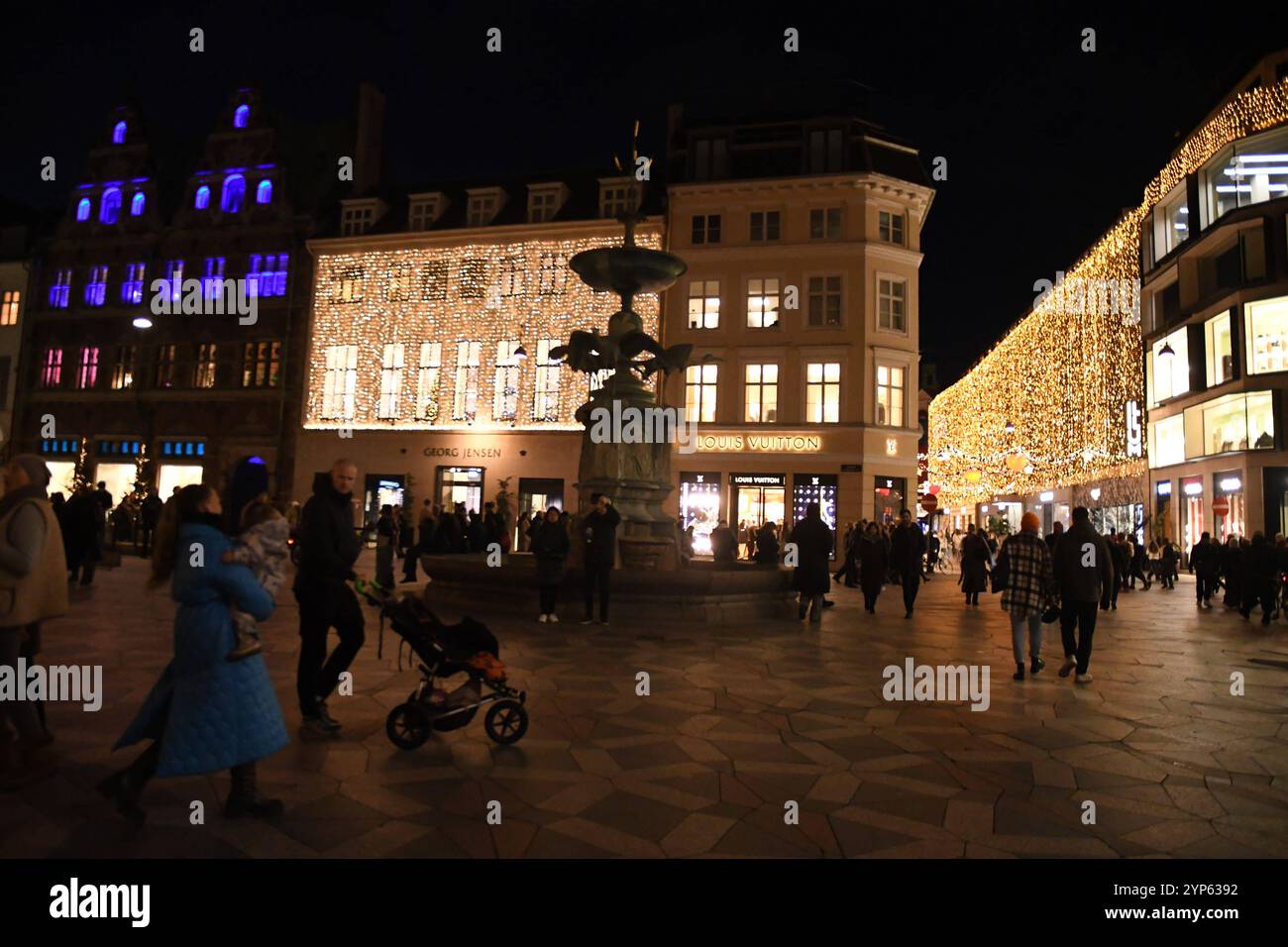 Copenhagen/ Denmark/28 Nov.2024/stroeget een décorer avec des coeurs et des étoiles avec des christms soirit on stroeget danuish financeial hub financier rue piéton steert touristes et shopper profitez de la décoration de noël à Copenhague. Photo. Francis Joseph Dean/Dean images non destinées à un usage commercial Banque D'Images