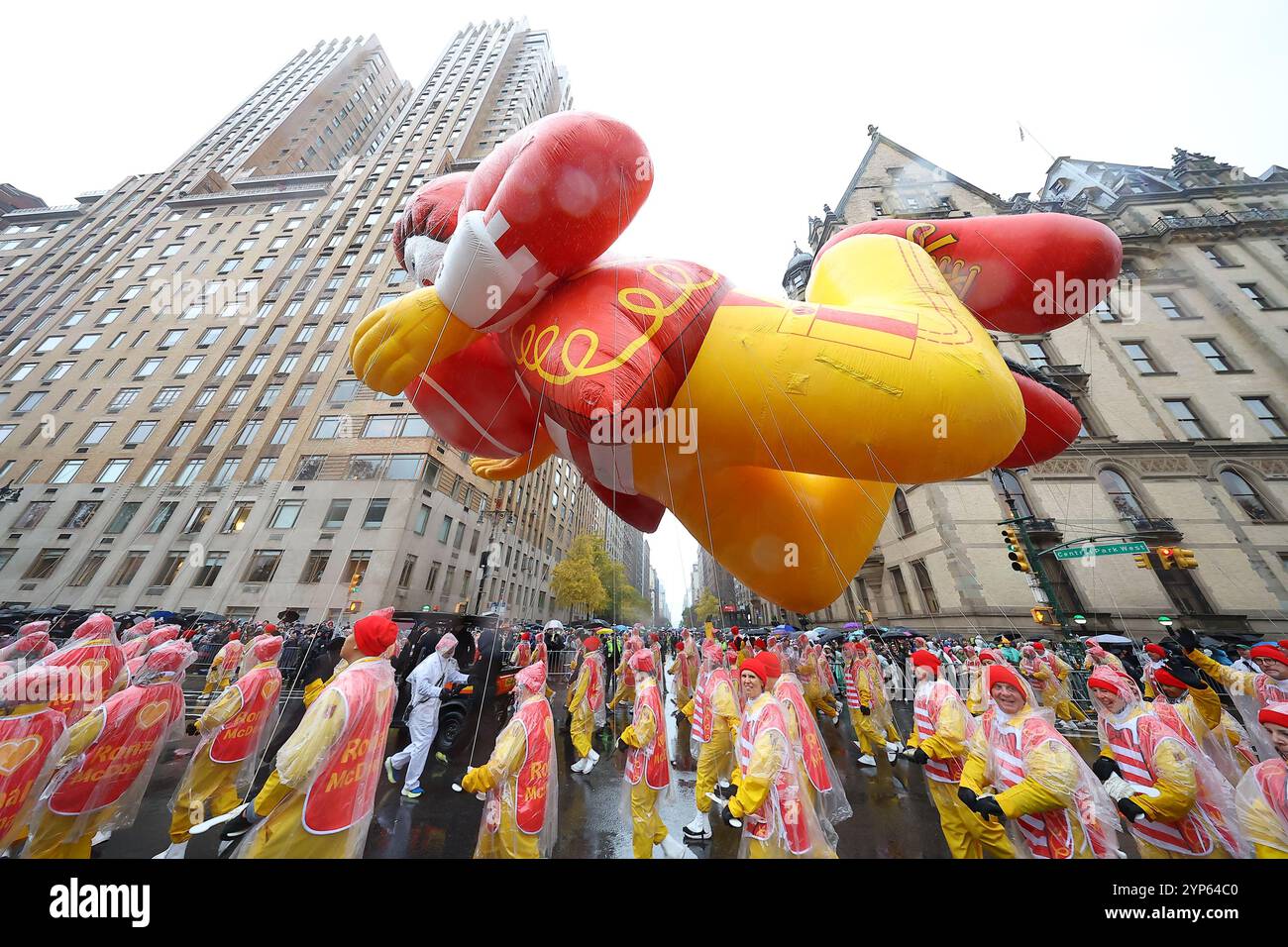 Le Ronald McDonald se dirige vers le bas lors de la 98e parade de Thanksgiving de Macy's à New York, le jeudi 28 novembre 2024. Ce ballon présente Minion Stuart tenant un homme animé dans un costume de banane et en 2022 a été le premier ballon Parade à jamais utiliser les détails créés par une imprimante 3D. (Photo : Gordon Donovan) Banque D'Images