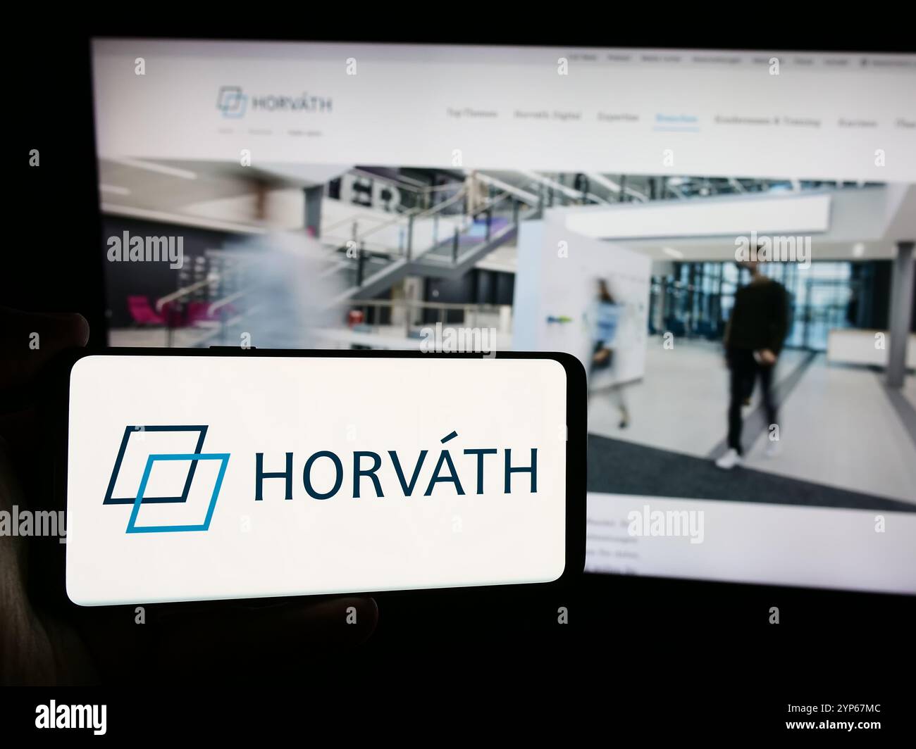 Allemagne. 15 juillet 2024. Dans cette illustration photo, une personne tient un smartphone avec le logo de la société allemande de conseil en gestion Horvath AG en face du site Web. (Crédit image : © timon Schneider/SOPA images via ZUMA Press Wire) USAGE ÉDITORIAL SEULEMENT ! Non destiné à UN USAGE commercial ! Banque D'Images