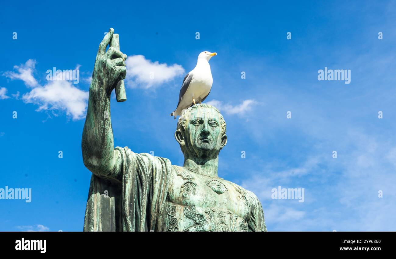 Statue de Jules César à Rome : une couronne de mouette sous un ciel nuageux-ensoleillé Banque D'Images