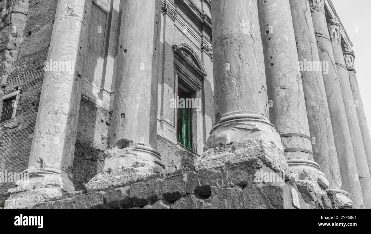 Fermer vue extérieure de la porte verte du Temple d'Antonin et de Faustina : ombres et gris-teinte Détails Banque D'Images