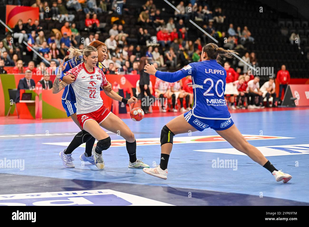 Aleksandra Rosiak (Polen, #22) Am Ball und im Zweikampf mit Pauletta Foppa (Frankreich, #26). IM Bild rechts Laura Flippes (Frankreich, #20) sui, Frankreich - Polen, Frauen-Handball, femmes EHF EURO 2024, Group d, 28.11.2024 Foto : Eibner-Pressefoto/Thomas Hess Banque D'Images