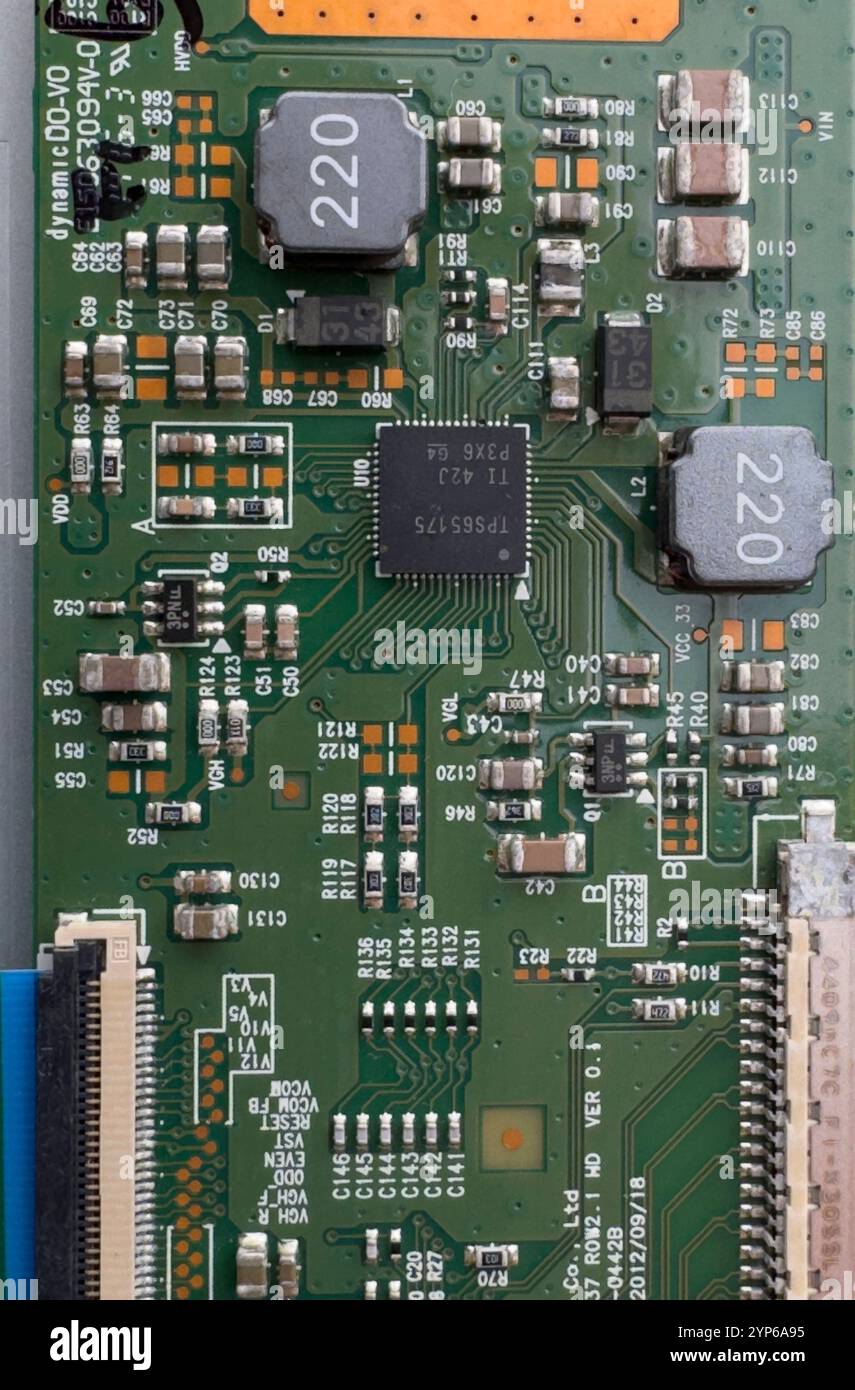 Ancien circuit imprimé avec petites et grandes pièces et connecteurs. Banque D'Images
