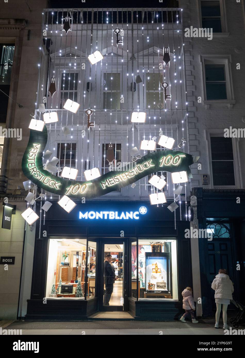 Londres, Royaume-Uni. 28 novembre 2024. Rues commerçantes du West End de Londres occupées par les acheteurs de Noël et les touristes appréciant les lumières de la saison des fêtes et les décorations des magasins dans New Bond Street, l'une des rues commerçantes de luxe les plus exclusives au monde. Crédit : Malcolm Park/Alamy Live News Banque D'Images