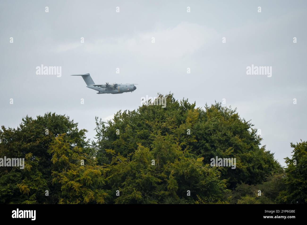 Avion de transport RAF Airbus A400M en vol sur une piste de débarquement à basse altitude, Wiltshire UK Banque D'Images