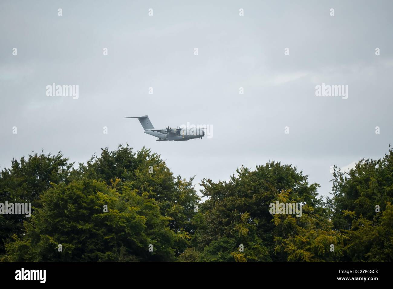 Avion de transport RAF Airbus A400M en vol sur une piste de débarquement à basse altitude, Wiltshire UK Banque D'Images