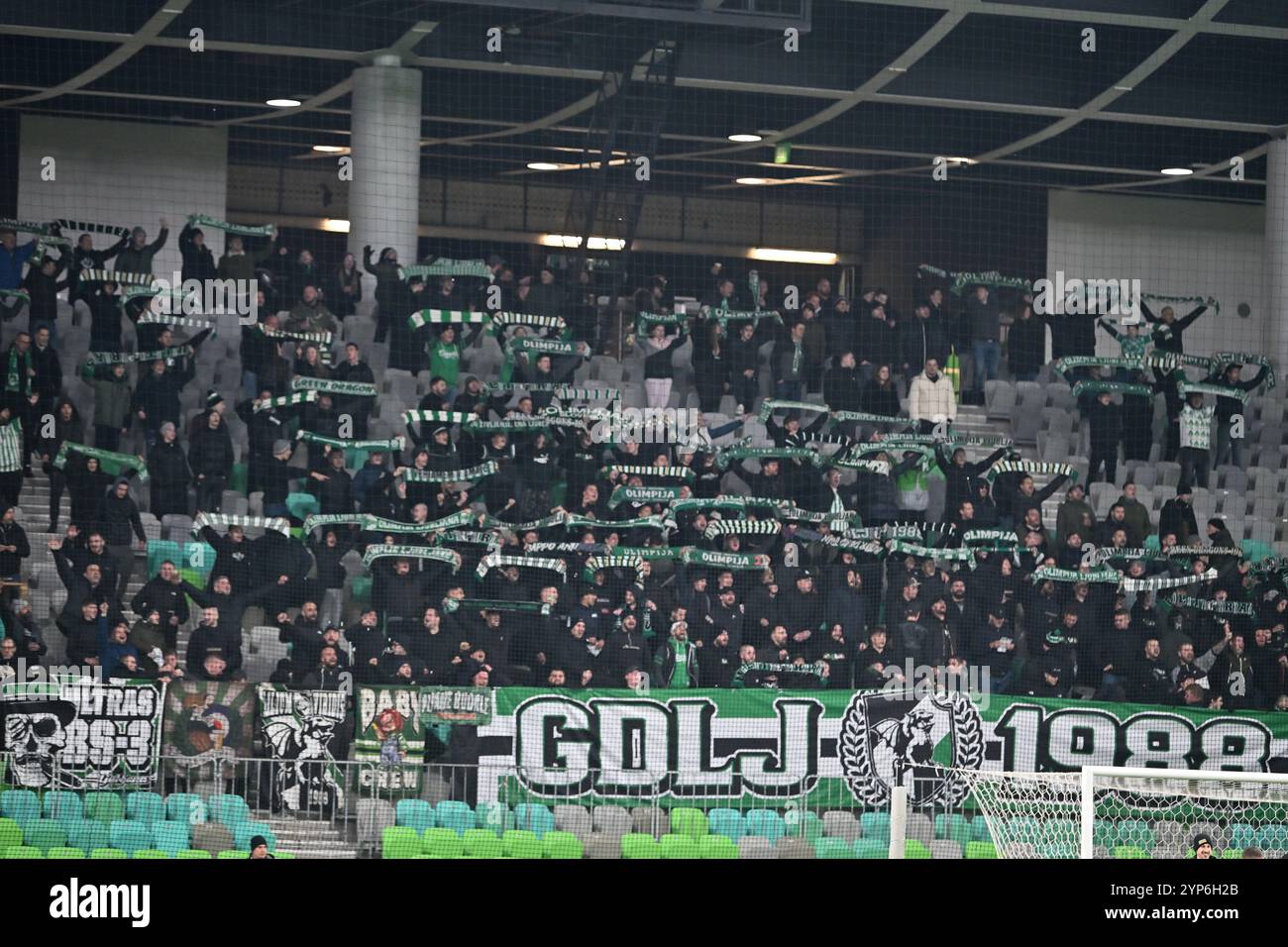 Ljubljana, Slovénie. 28 novembre 2024. Ljubljana, Slovénie, 28 novembre 2024 : les fans d'Olimpija Green Dragons avant la Ligue de conférence de l'UEFA, phase de ligue, match entre Olimpija Ljubljana (Slovénie) et Larne Irlande du Nord au Stadium Stozice, Ljubljana, Slovénie. (Igor Kupljenik/SPP) crédit : SPP Sport Press photo. /Alamy Live News Banque D'Images