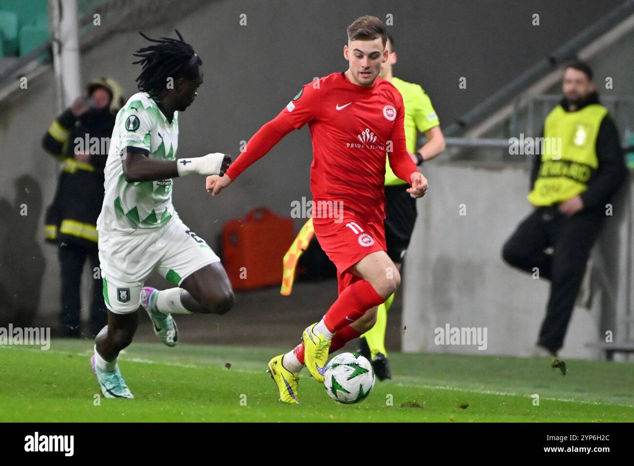 Ljubljana, Slovénie. 28 novembre 2024. Ljubljana, Slovénie, 28 novembre 2024 : Sean Graham de Larne (R) en action contre Peter Agba de Olimpija Ljubljana (G) lors de la phase de Ligue de conférence de l'UEFA, match entre Olimpija Ljubljana (Slovénie) et Larne Irlande du Nord au stade Stozice, Ljubljana, Slovénie. (Igor Kupljenik/SPP) crédit : SPP Sport Press photo. /Alamy Live News Banque D'Images