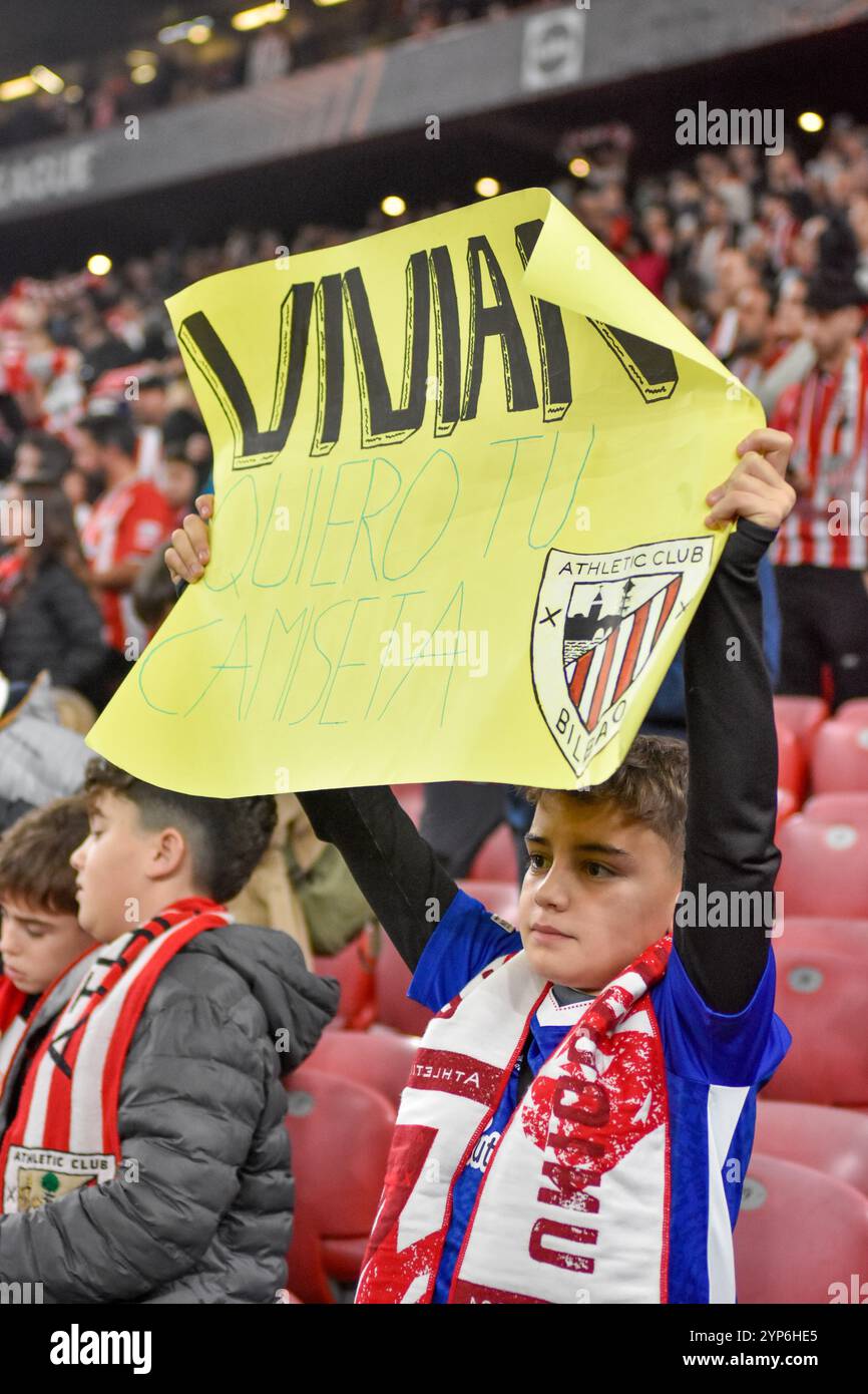 Bilbao, Espagne, 28 novembre 2024 : les fans d'athlétisme demandent le maillot de Daniel Vivian (3) de l'Athletic UEFA Europa League 2024-25 Round 5 match entre Athletic Club et Elfsborg le 28 novembre 2024 au stade San Mamés de Bilbao, Espagne. Crédit : Javier Linares Misioner/ Alamy Live News. Banque D'Images