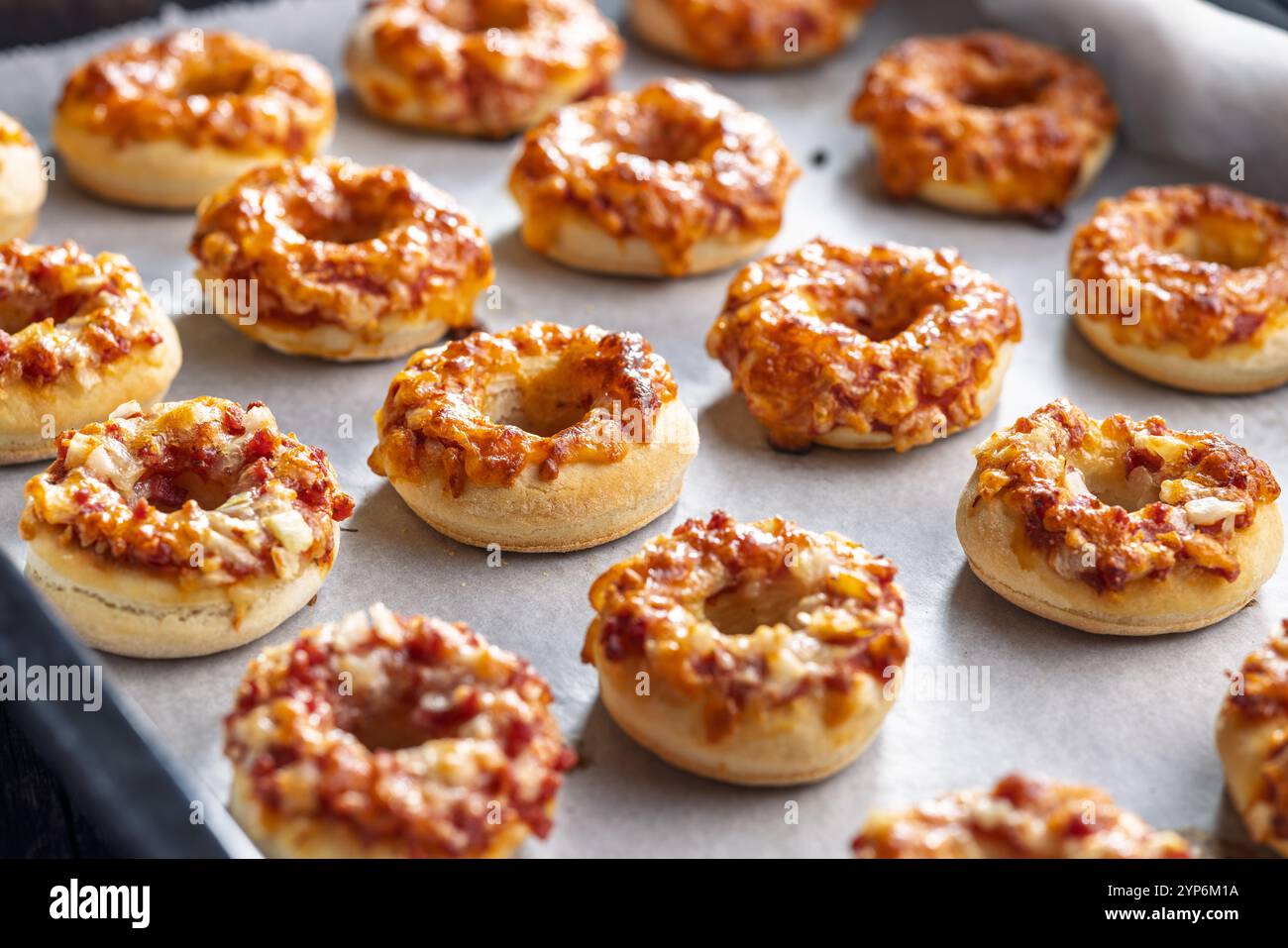 Mini bagels à pizza sur un papier cuisson. Banque D'Images