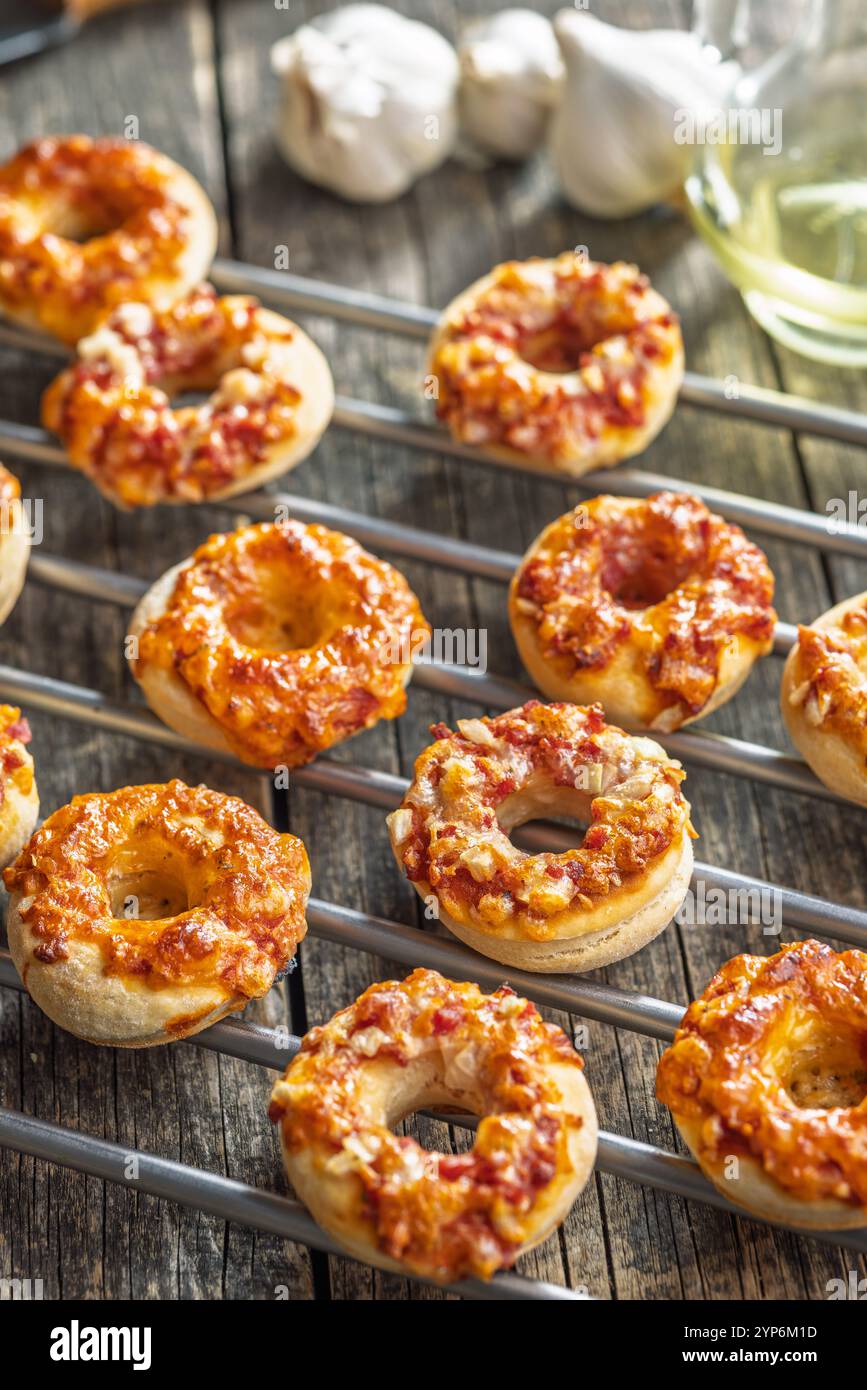 Mini bagels pizza sur une table en bois. Banque D'Images