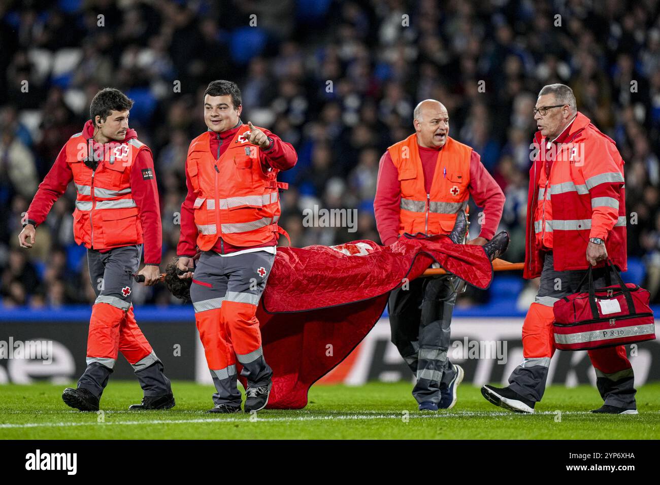 Saint-Sébastien, Espagne. 28 novembre 2024. SAN SEBASTIAN, 28-11-2024, Reale Arena, football, UEFA Europa League, saison 2024/2025, match entre Real Sociedad et Ajax, le joueur de Real Sociedad Aritz Elustondo quitte le terrain sur un brancard crédit : Pro Shots/Alamy Live News Banque D'Images