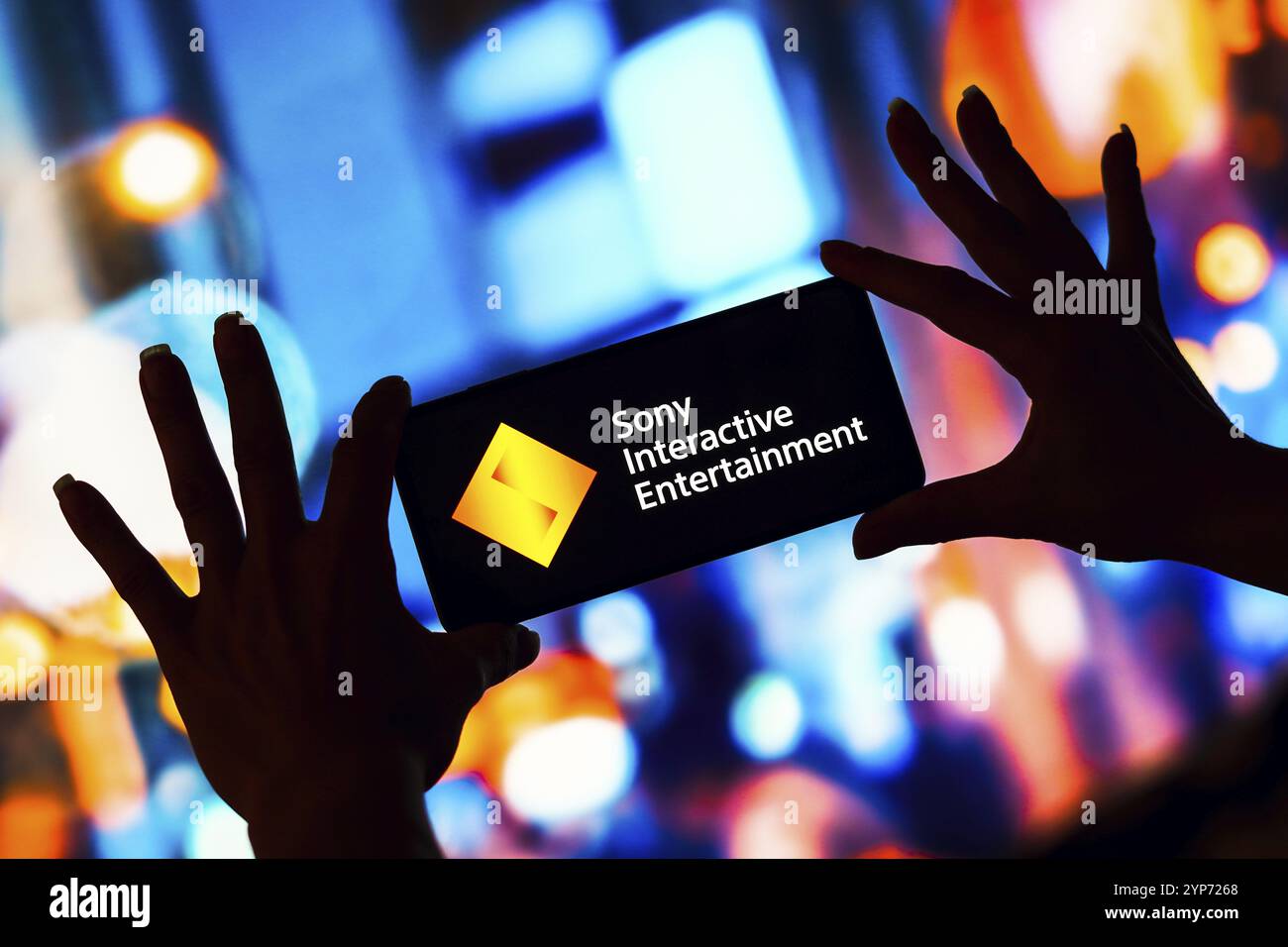 Dans cette illustration photo, le logo Sony Interactive Entertainment (SIE) est affiché sur l'écran d'un smartphone Banque D'Images