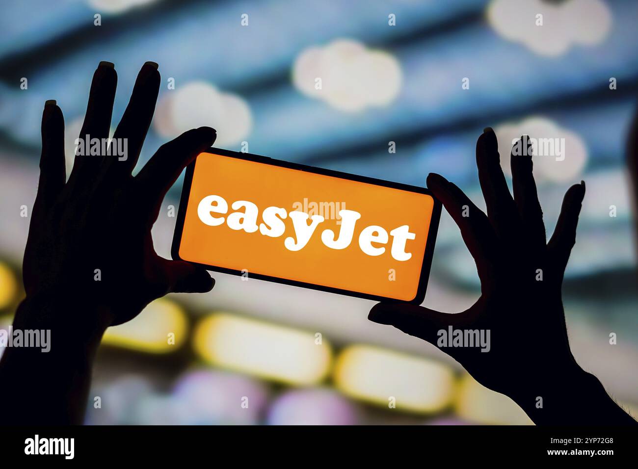 Dans cette illustration photo, le logo EasyJet Airlines est affiché sur l'écran d'un smartphone Banque D'Images