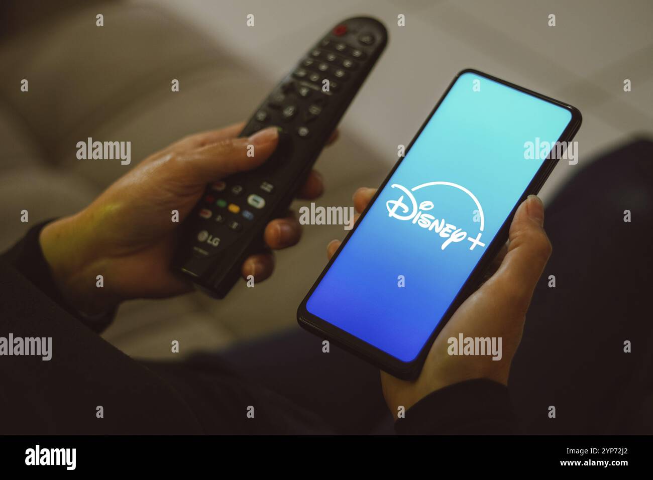 Dans cette illustration photo, le logo Disney + (Disney plus) vu affiché sur un smartphone Banque D'Images