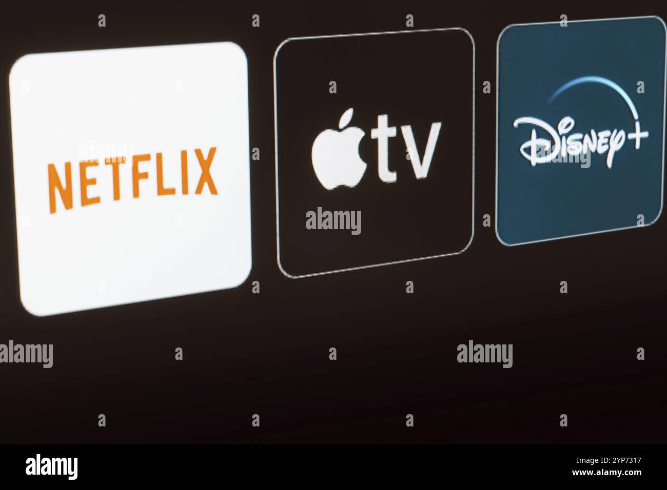 Dans cette illustration photo, le logo Netflix, Apple TV et Disney plus est affiché sur un écran de télévision Banque D'Images