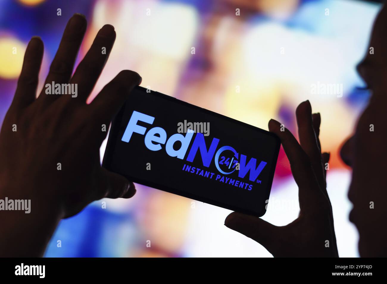 Dans cette illustration photo, le logo FedNow Service (paiements instantanés) est affiché sur un smartphone Banque D'Images