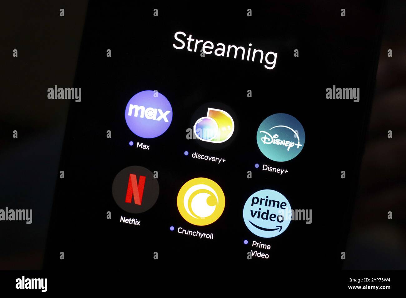 Dans cette illustration photo, les logos des applications de streaming vidéo Max, Discovery plus, Disney plus, Netflix, Crunchyroll et Prime Video sont affichés Banque D'Images